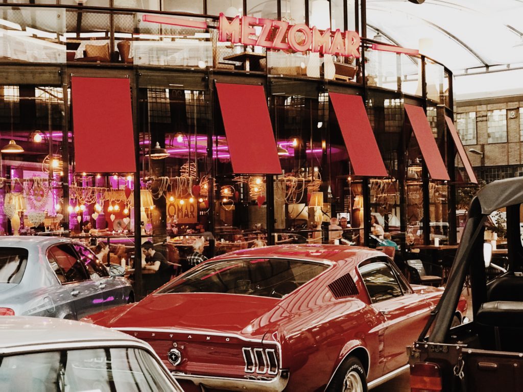 Das MEZZOMAR Restaurant with a view on the cars