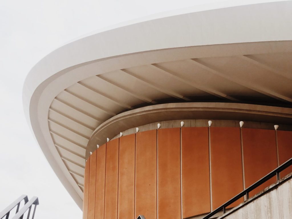 Shell-shaped roof design