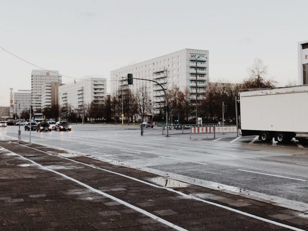 Blick auf die Karl-Marx-Allee in Berlin-Friedrichshain