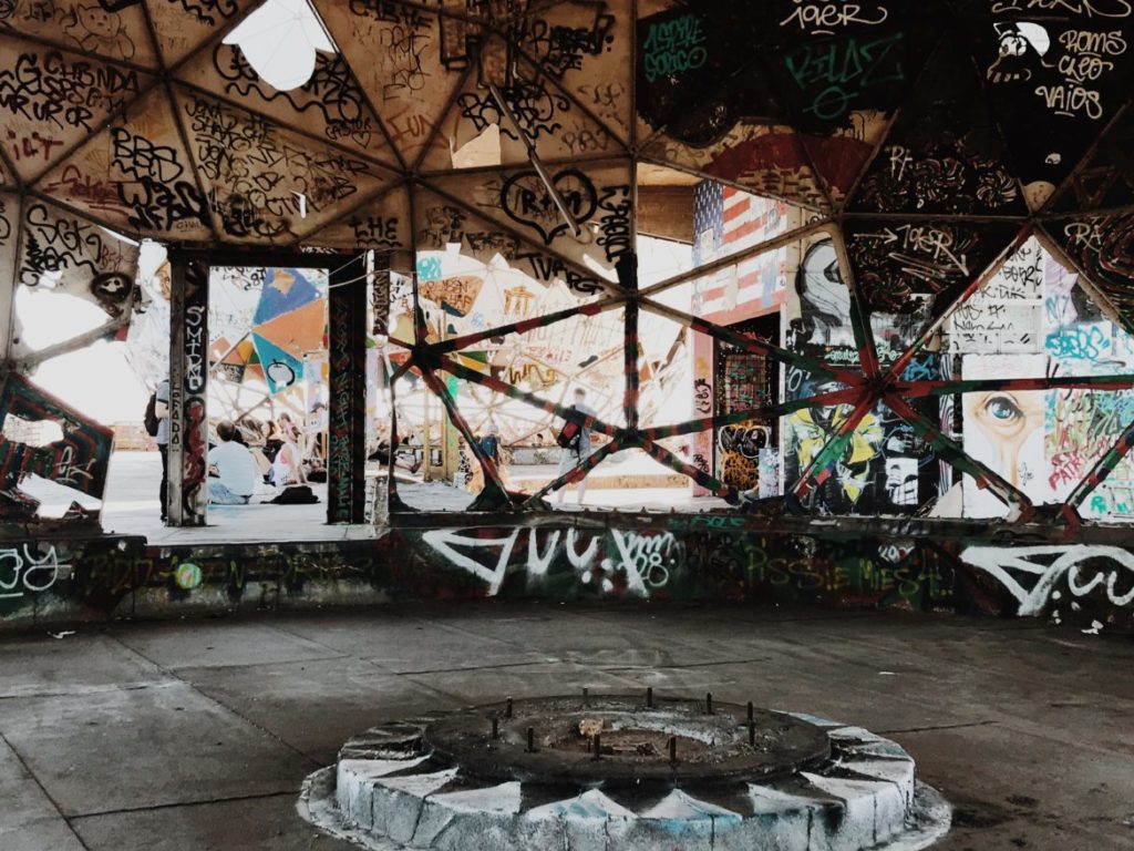 Turm der ehemaligen Abhörstation auf dem Teufelsberg in Berlin