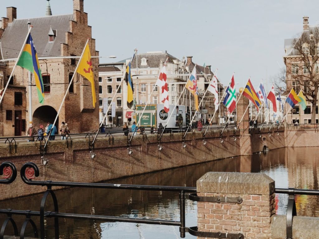 Gedenkzuil Buitenhof flags, Den Haag (Den Haag), Niederlande