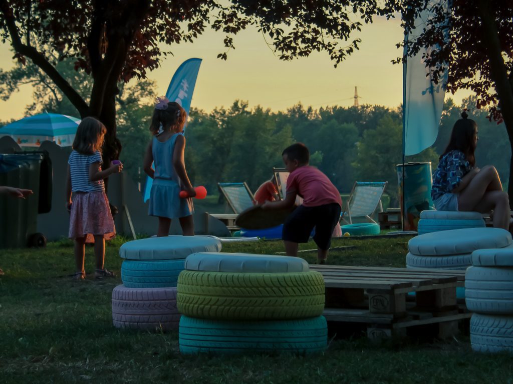 The colorful booths made of car tires and wooden pallets