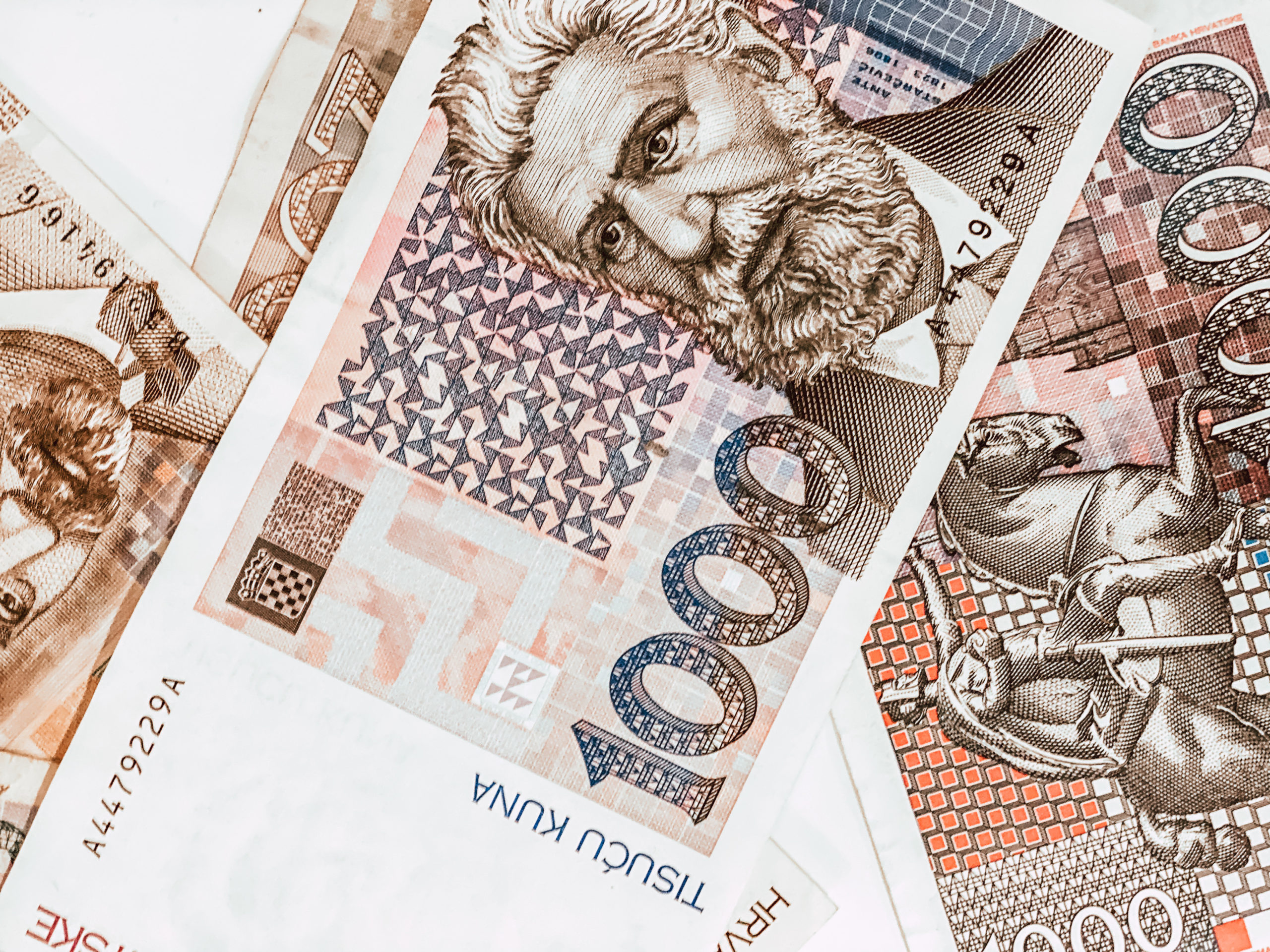 The average net salary in Croatia was HRK 6,999 in December 2020