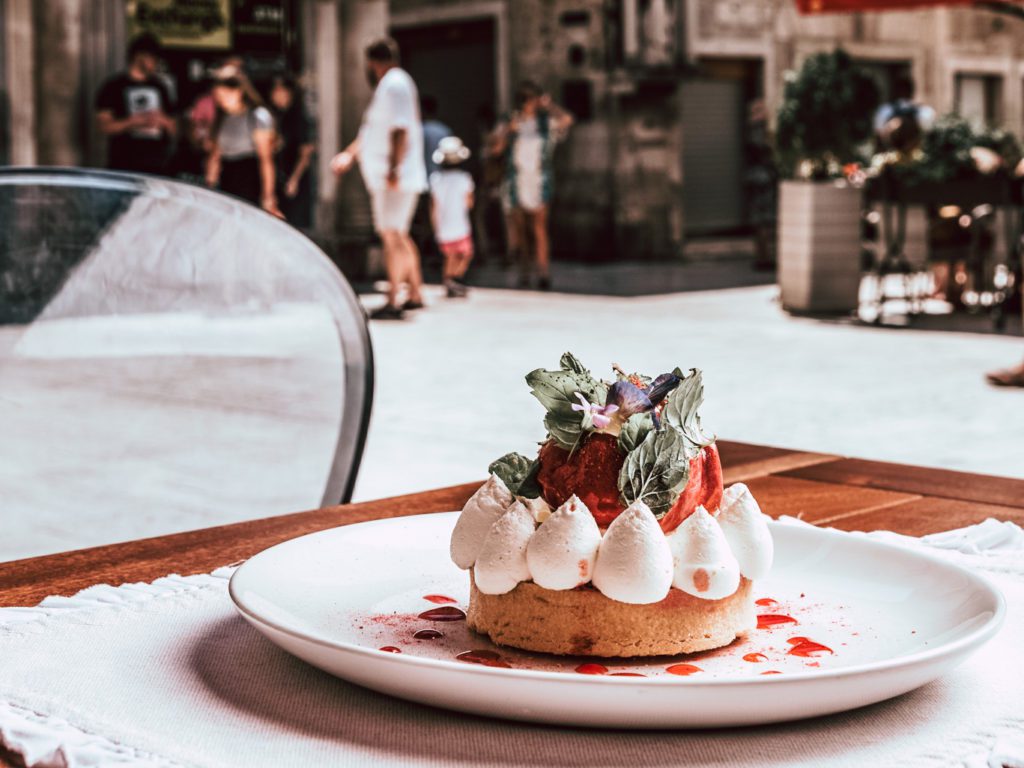 CHEESECAKE OF RASPBERRY AND CHERRY TOMATO